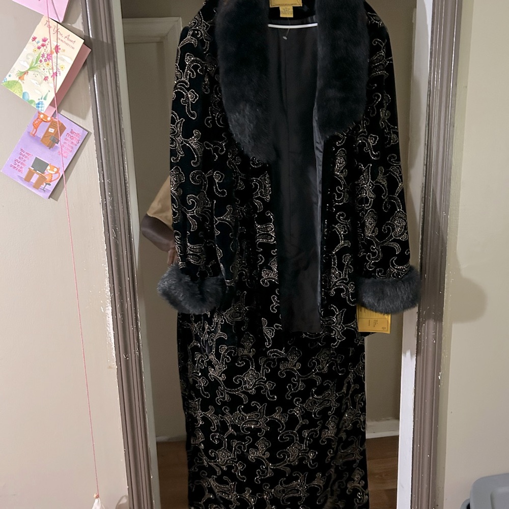 Beautiful two piece sparkle evening two piece skirt set. Detachable sleeves